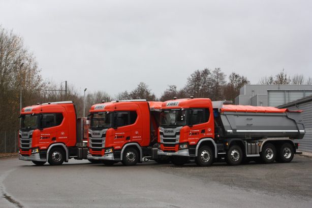 Trois camions des transports Jamet