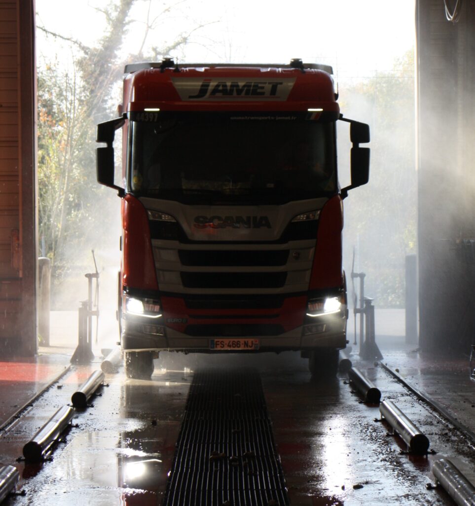 Camion sur la piste de lavage haute pression